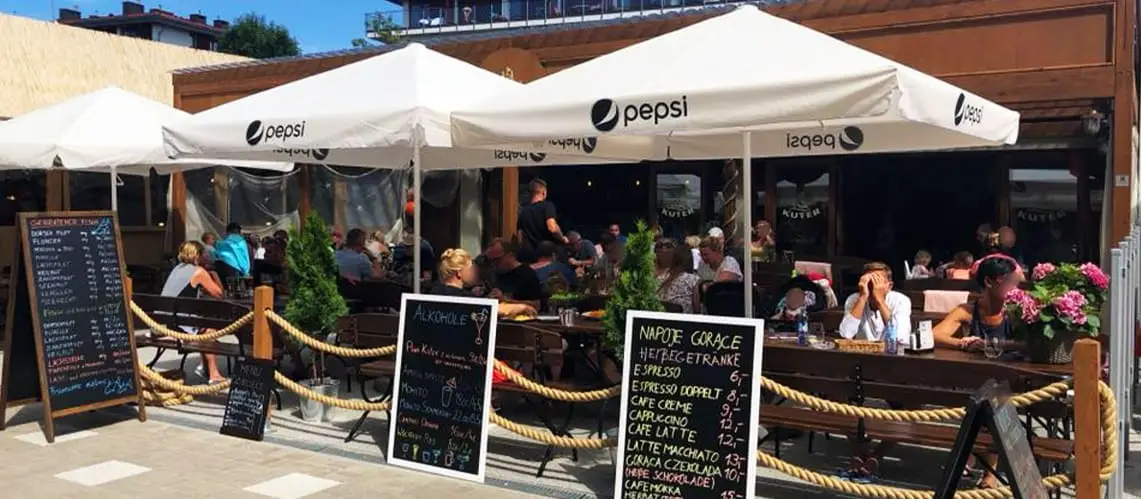 Zadaszenie tarasu w restauracji, czyli niezbędny element każdego ogródka restauracyjnego
